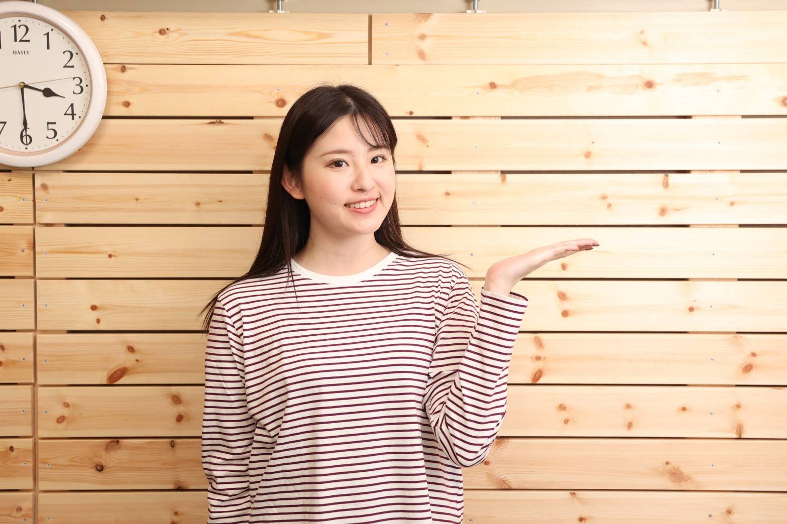 案内する女性スタッフ